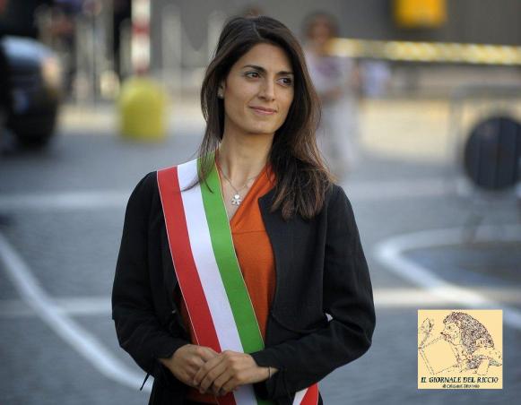 Il sindaco Virginia Raggi per la prima volta indossa la fascia tricolore.