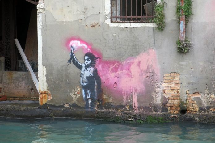 Banksy-4-Venice-courtesy-photo-Lapo-Simeoni.jpg-696x463