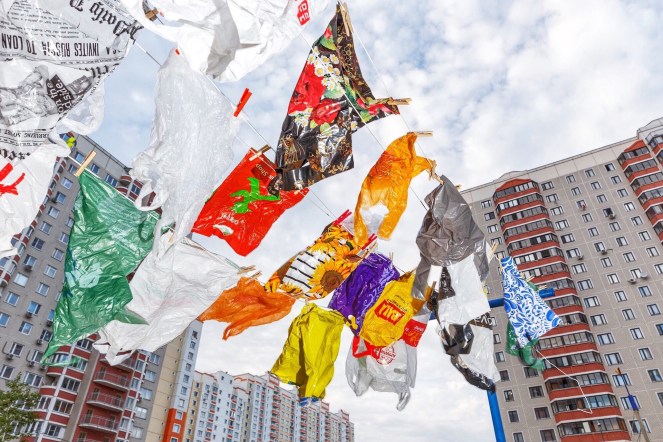 Come abbiamo venduto l’Unione Sovietica e la Cecoslovacchia per buste di plastica – di André&nbsp;Vltchek.