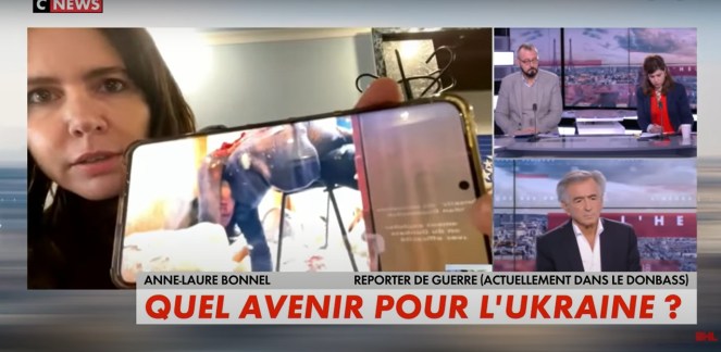 “Mi trovo qui e i bombardamenti (sui civili) sono ucraini” poi tagliano la linea. La reporter francese Anne-Laure&nbsp;Bonnel.