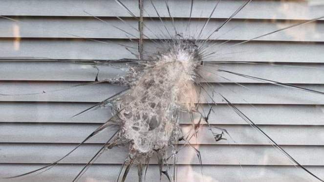 Aggressione alla sede del PRC di Roma: l’impatto della propaganda di guerra sulla crescita dell’odio.